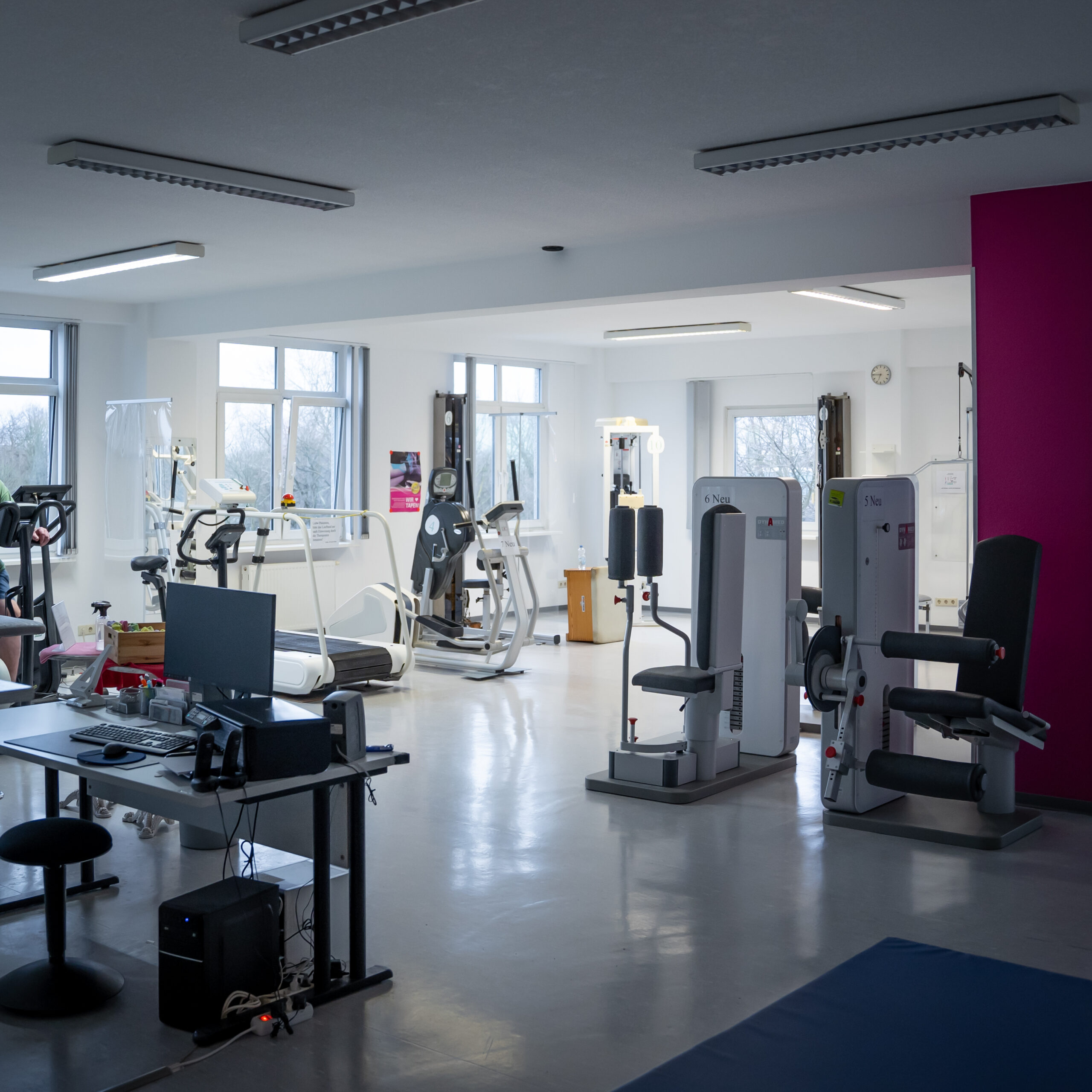 foto_reha2 Rehabilitation_Aquila-Reha Zentrum Leverkusen Trainingsraum Behandlung